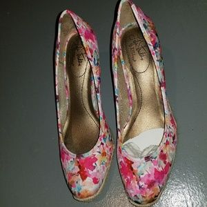 Life stride flower heel wedges size 8.5 New in Box